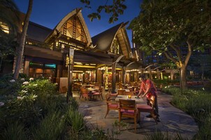 2 restaurants; breakfast, lunch, and dinner served