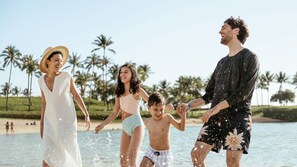 شاطئ خاص قريب، كبائن على الشاطئ، كراسي للتشمس، الغوص بأنبوب التنفس