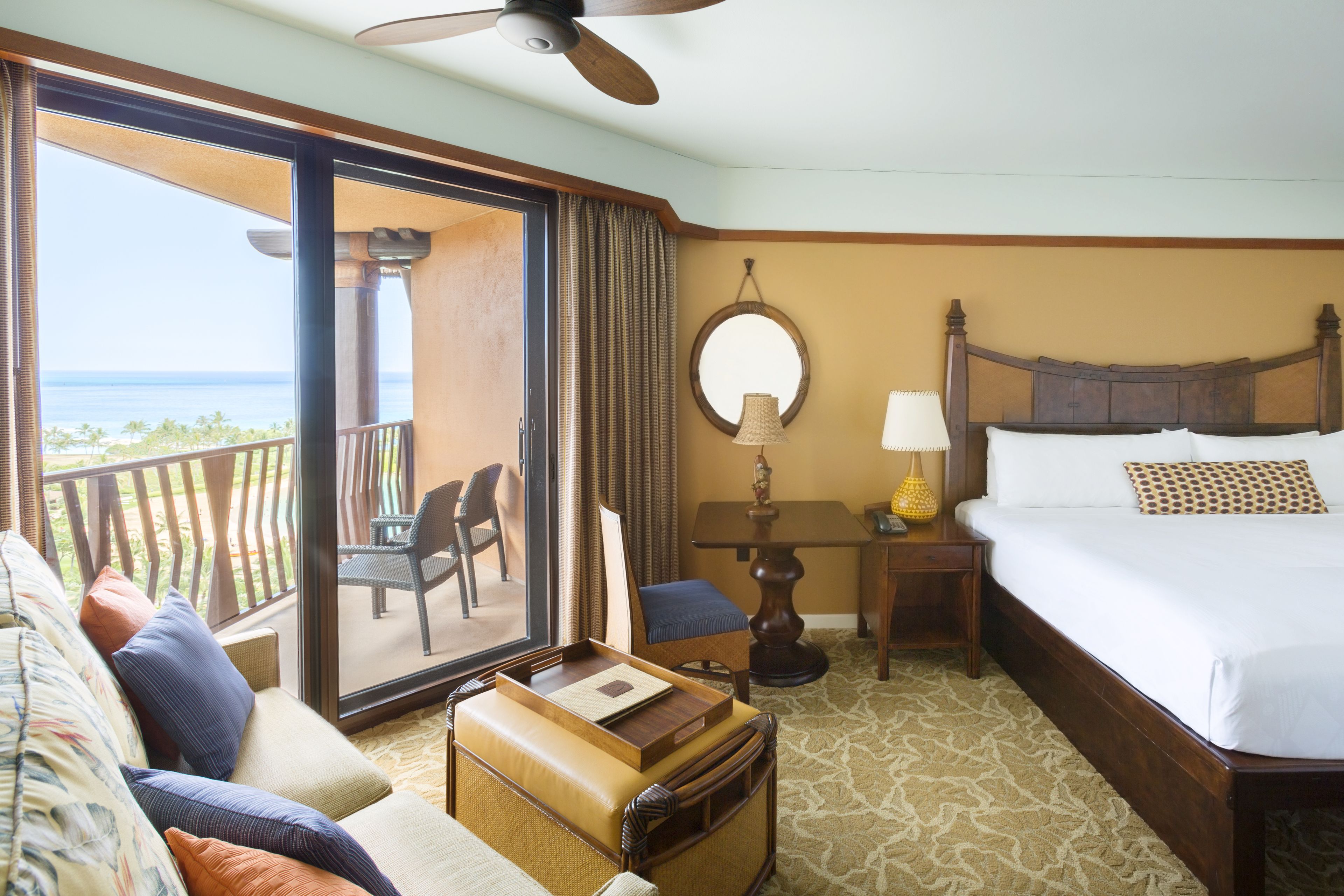 Estúdio luxo, vista para o oceano | Cofres nos quartos, individualmente decorados, escrivaninha