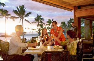 2 restaurantes; se sirve desayuno, almuerzo y cena; cocina hawaiana