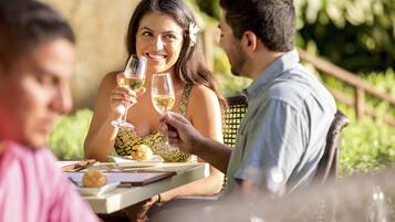 2 restaurants, breakfast, lunch, dinner served; Hawaiian cuisine