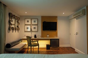 Diego Rivera Deluxe | Premium bedding, in-room safe, desk, laptop workspace - Maria Condesa (Mexico City)