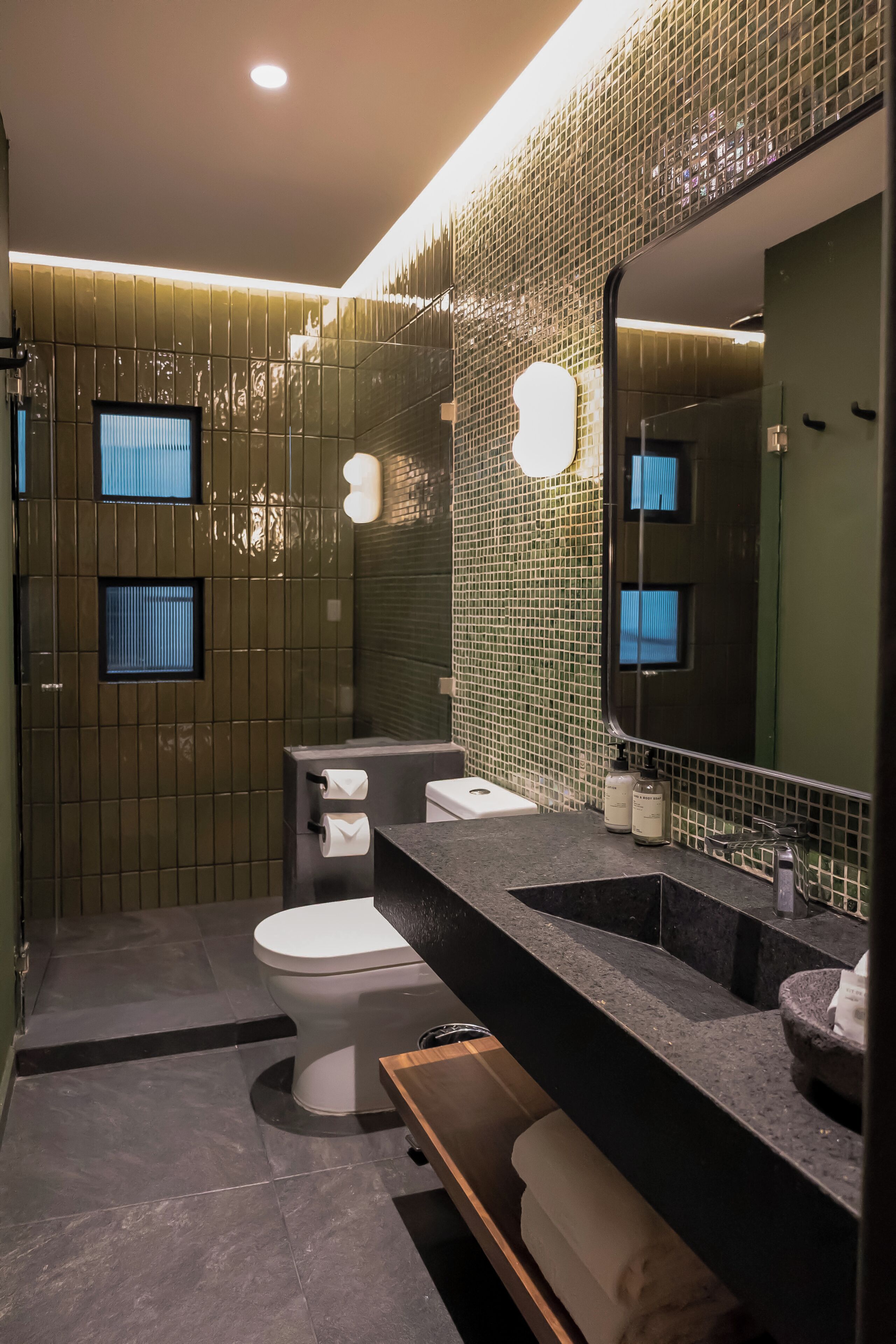 Diego Rivera Deluxe | Baño | Regadera, amenidades de baño de diseñador, secadora de cabello, batas 