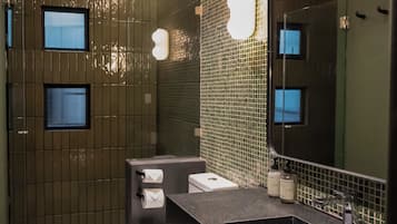 Diego Rivera Deluxe | Baño | Regadera, amenidades de baño de diseñador, secadora de cabello, batas