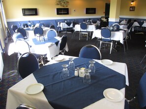 供應早餐、午餐及晚餐