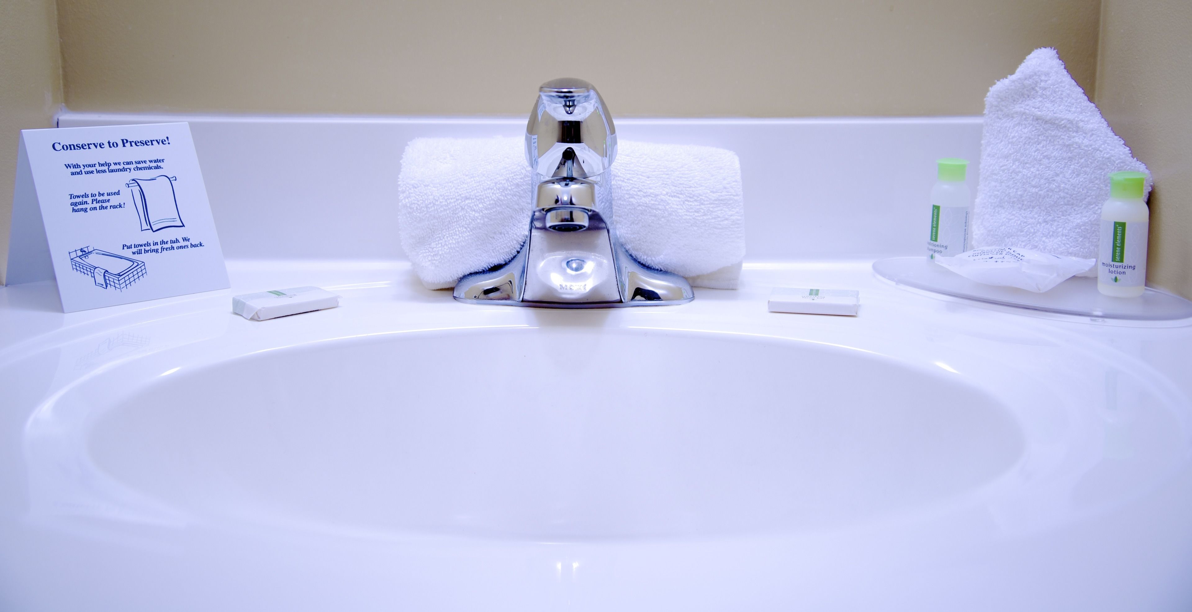 combined shower/bathtub, free toiletries, towels