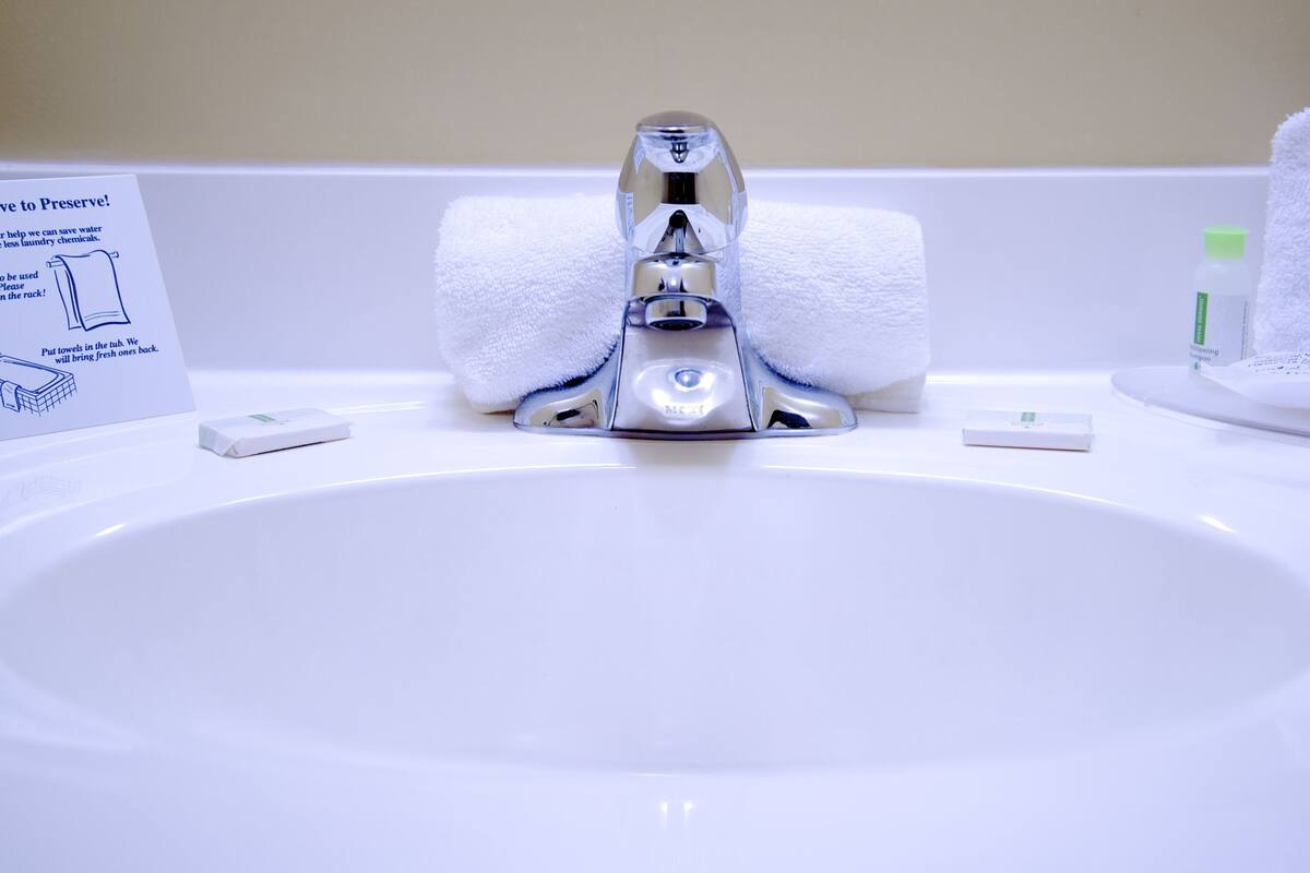 combined shower/bathtub, free toiletries, towels