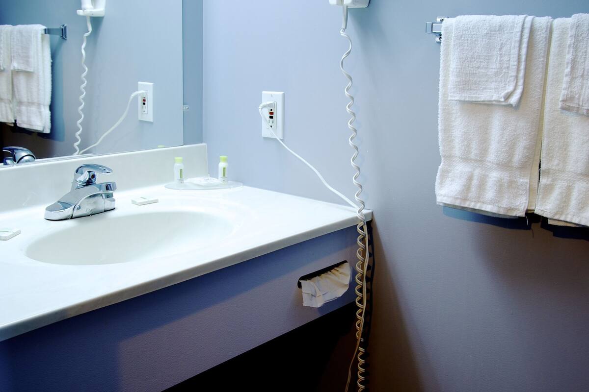 grand suite, 2 queen beds | bathroom | combined shower/bathtub, free toiletries, towels