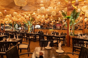 5 Restaurants; Mittagessen, Abendessen und Brunch werden serviert