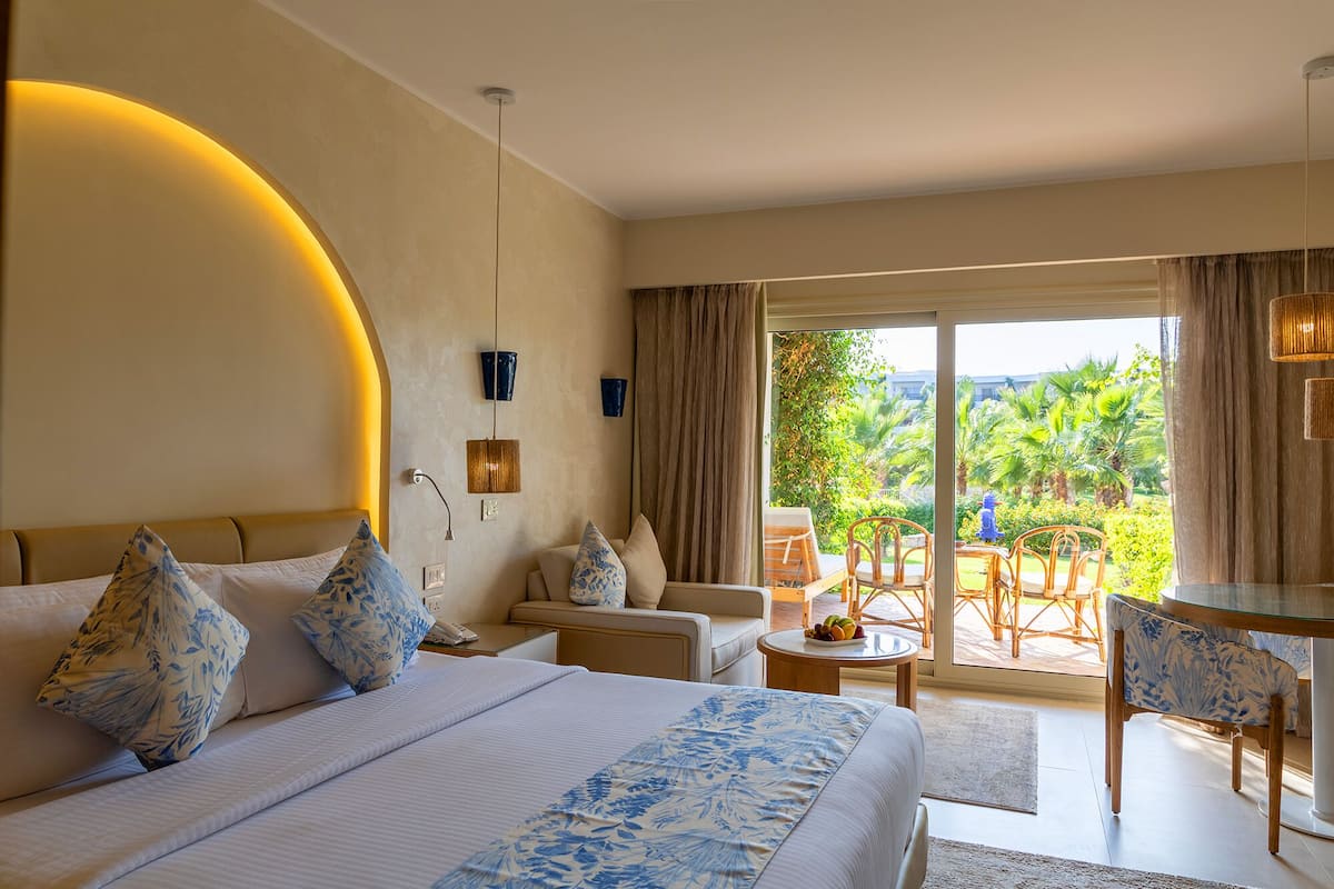 Habitación Deluxe, vista parcial al mar | 2 habitaciones y artículos del minibar gratis