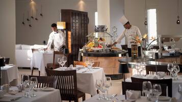 Ein Restaurant mit gedeckten Tischen, einem Buffet und einer Bar.