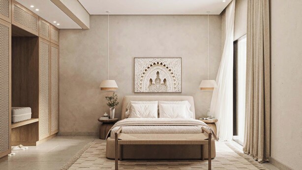 Une chambre à coucher comprenant un lit, des tables de chevet, une œuvre d’art accrochée au mur et une grande fenêtre avec des rideaux.