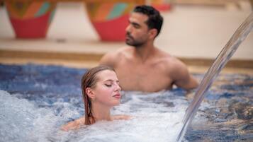 Salas de tratamiento para parejas, un sauna, baño turco