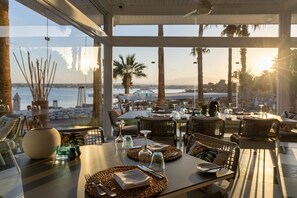 5 restauranter; serverer frokost, aftensmad og internationale retter