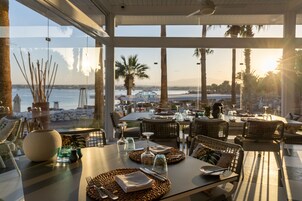 5 间餐厅，供应午餐、晚餐和早午餐，国际美食