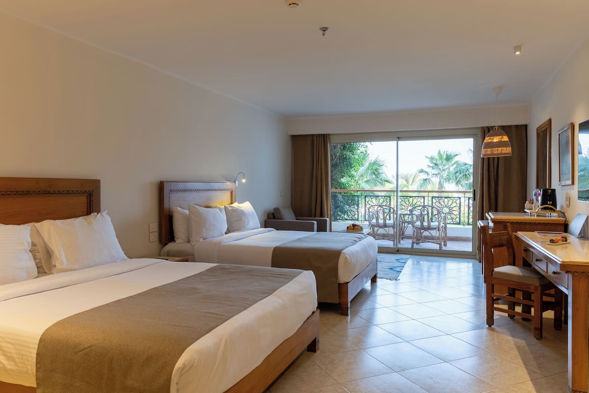 Premium Room with Sea View - West Bay (Adults Only) | 2 habitaciones y artículos del minibar gratis