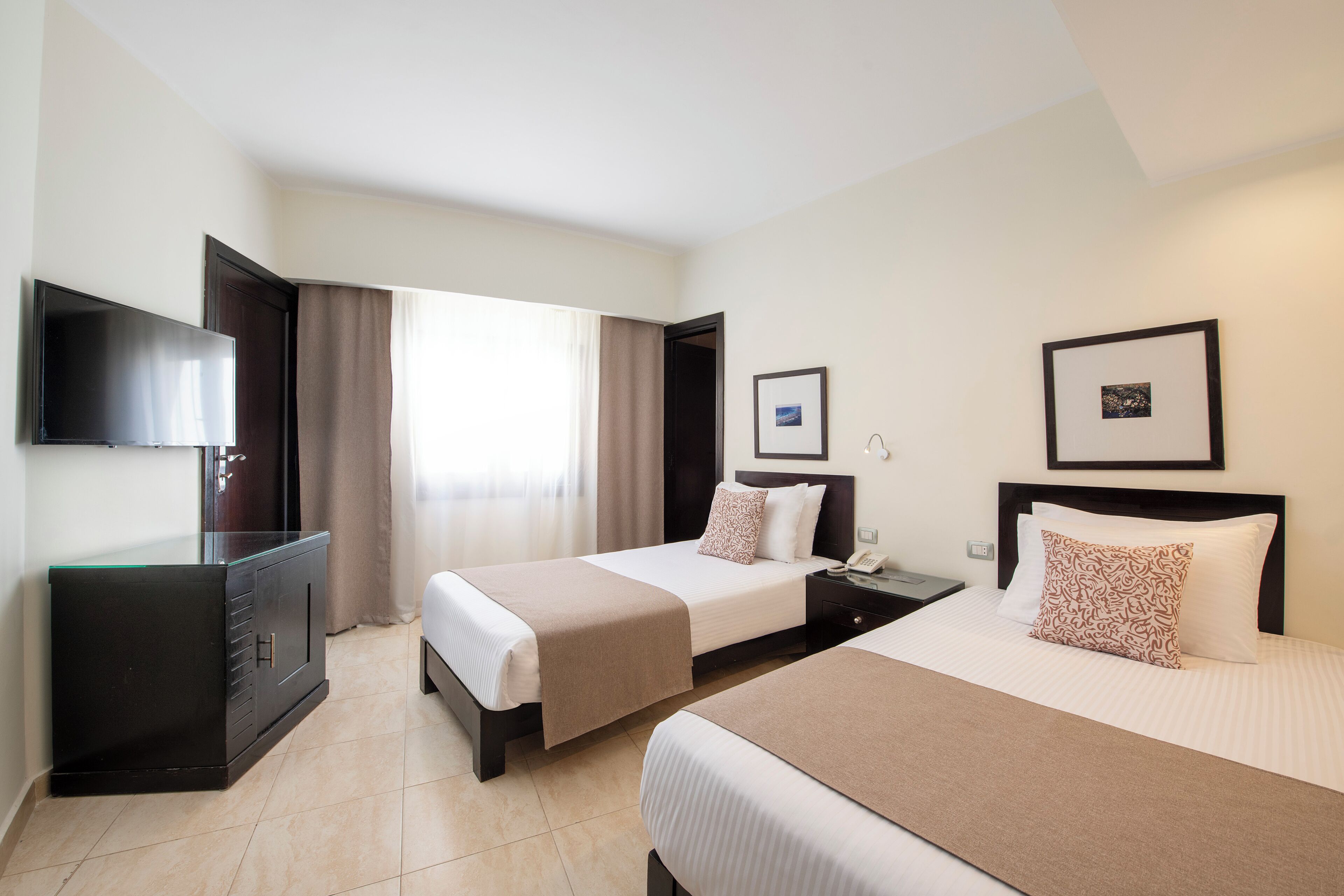 Apartemen, Beberapa Tempat Tidur, pemandangan laut (Apartment Suite) | Isi minibar gratis, brankas, meja kerja, dan tirai kedap cahaya