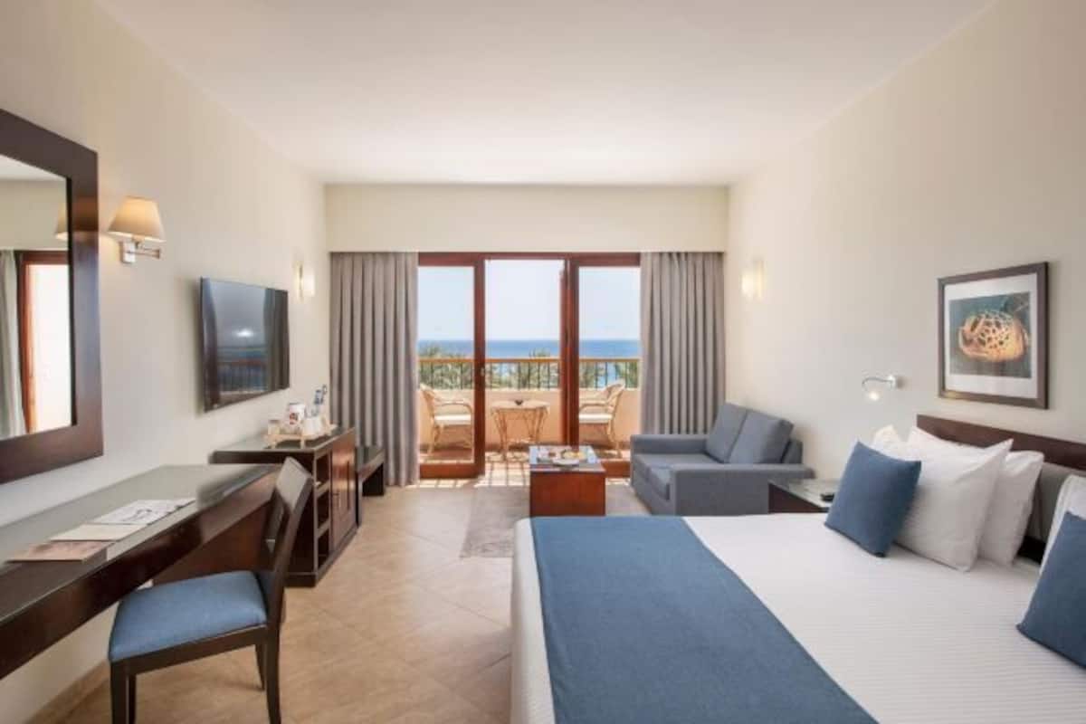 Artículos del minibar gratis y caja de seguridad en la habitación