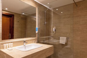 Premium Room with Sea View - West Bay (Adults Only) | 욕실 | 샤워 시설, 레인폴 샤워기, 무료 세면용품, 헤어드라이어