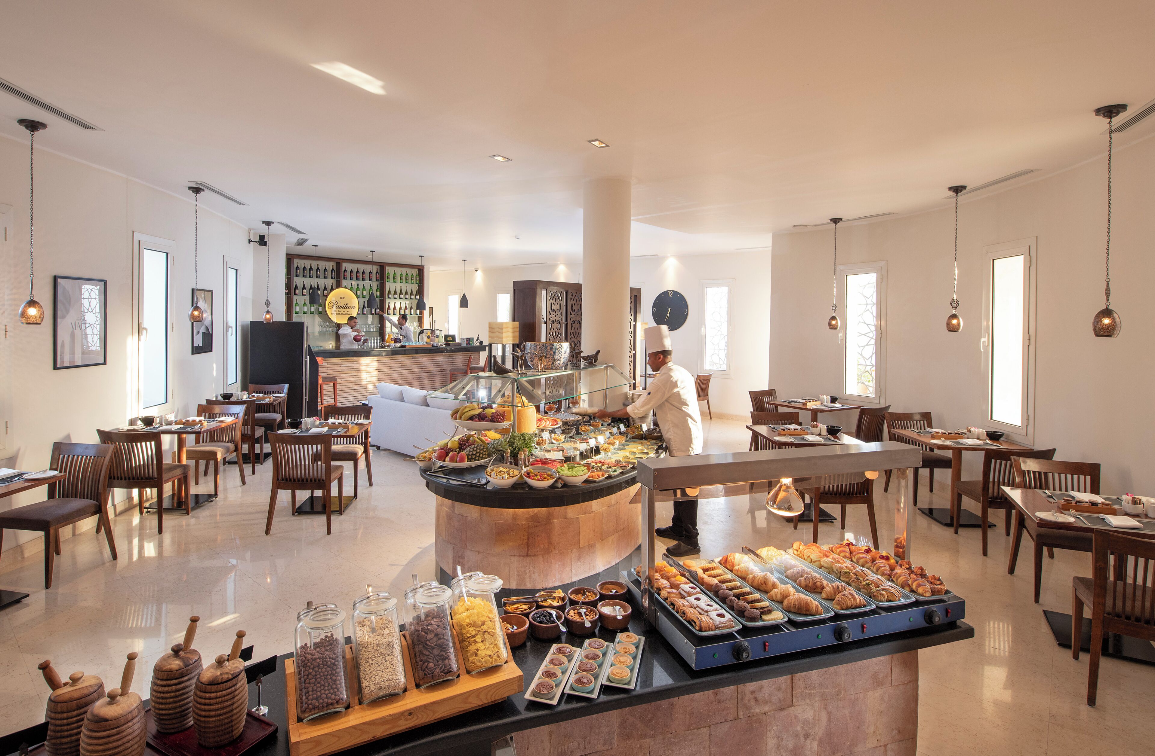 9 Restaurants; Frühstück, Mittagessen und Abendessen werden serviert