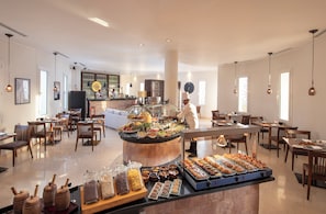 9 restaurants; breakfast, lunch and dinner served 