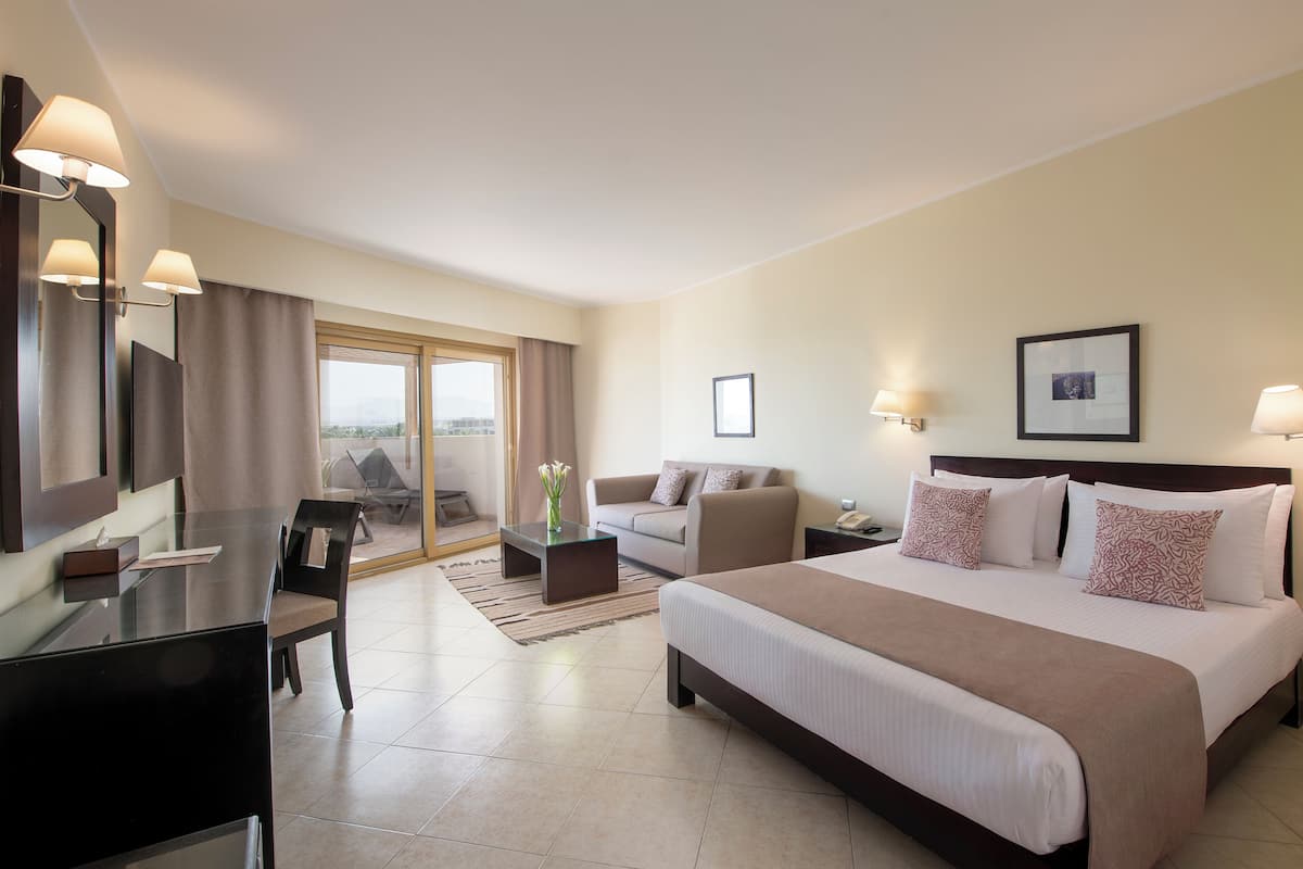 Apartment, Multiple Beds, Sea View (Apartment Suite) | Minibar (some free items), in-room safe, desk, blackout drapes