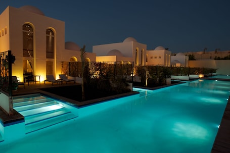 5 outdoor pools, pool umbrellas, sun loungers