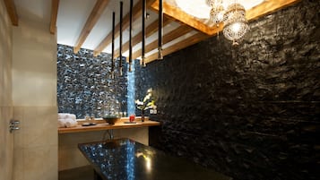 Couples treatment rooms, hot tub, steam room, Turkish bath
