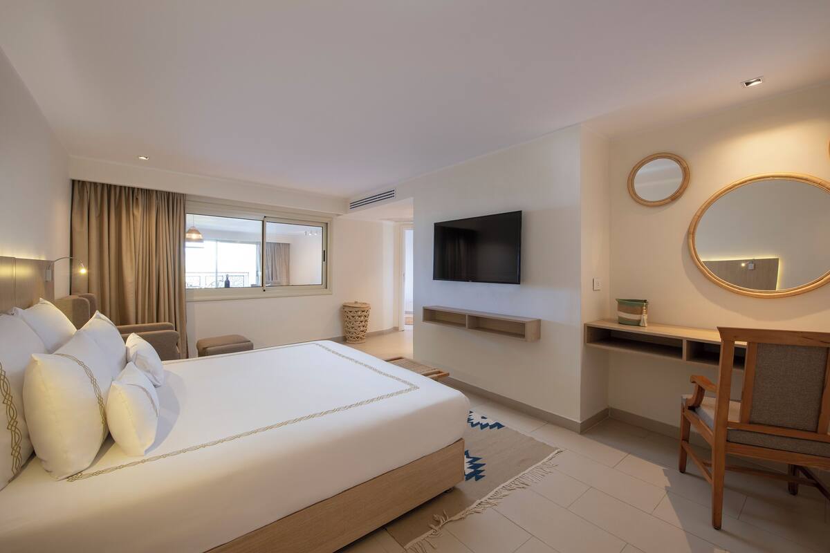 Elite Suite - West Bay (Adults Only) | 무료 미니바 품목, 객실 내 금고, 책상, 암막 커튼
