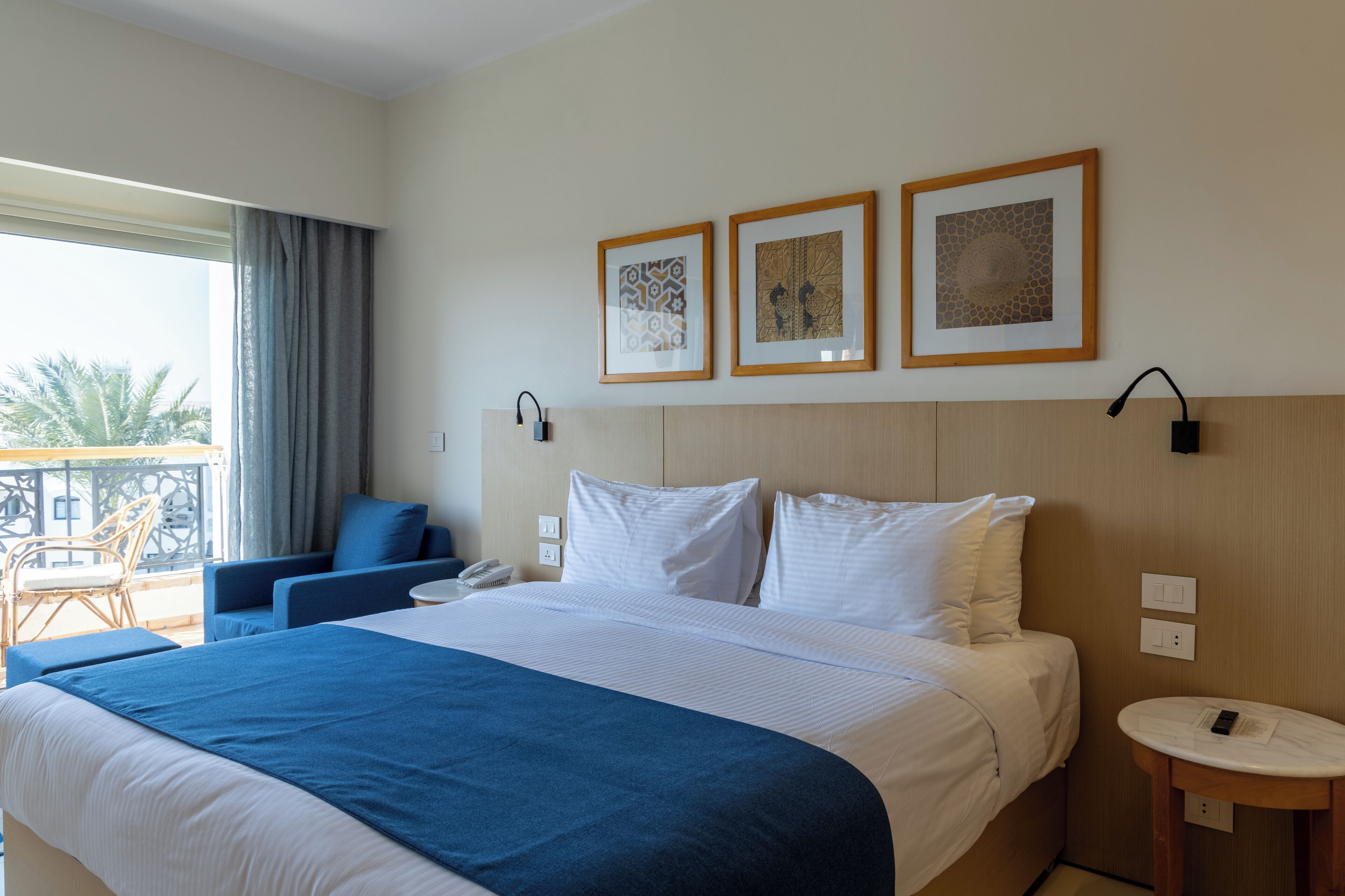 Comfort Room - West Bay (Adults Only) | Minibarvarer (inkludert), safe på rommet og blendingsgardiner