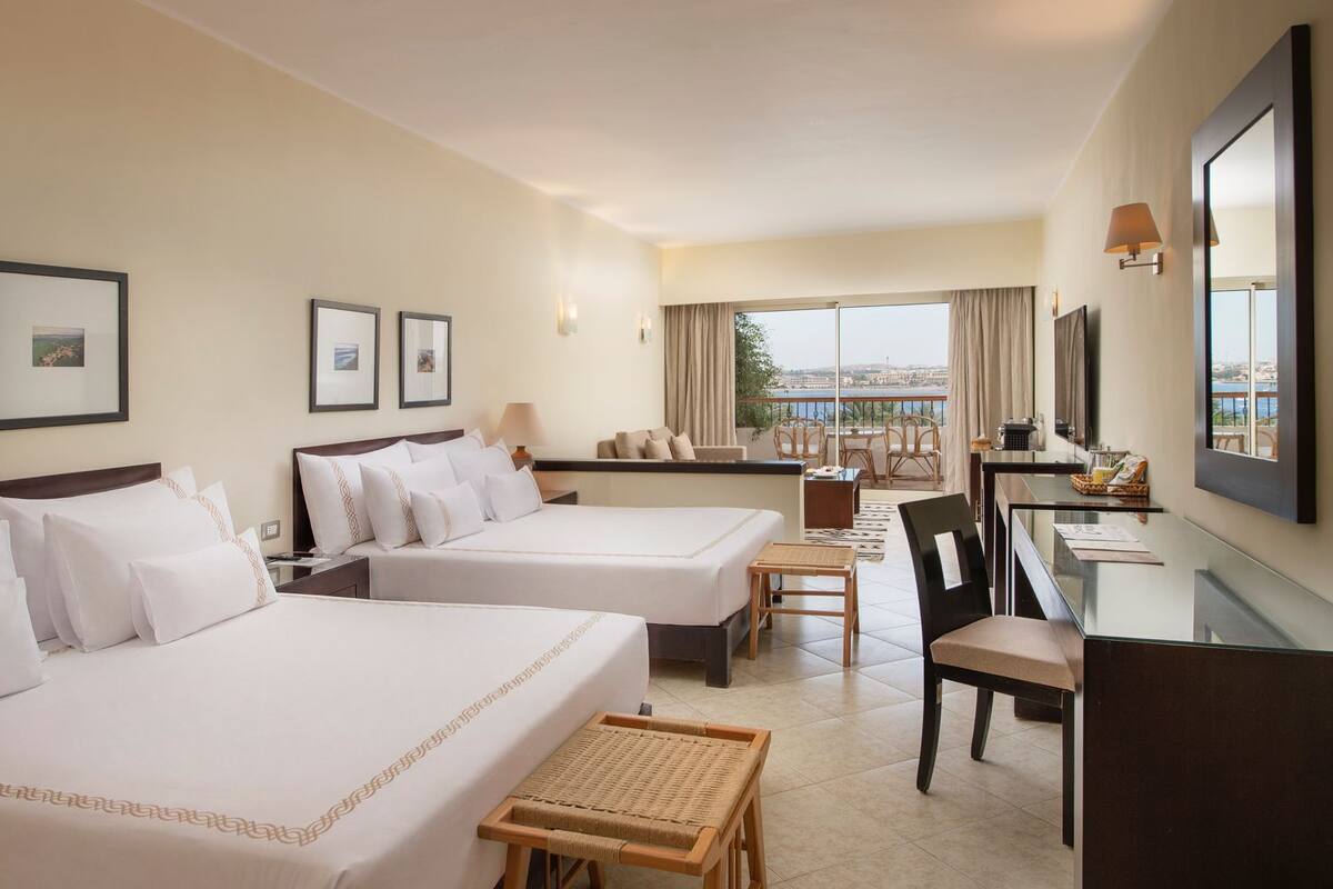Junior Suite - West Bay (Adults Only) | 무료 미니바 품목, 객실 내 금고, 책상, 암막 커튼