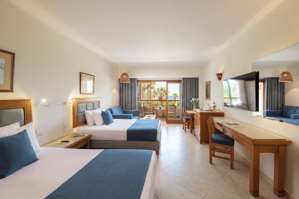 Premium Room with Sea View - West Bay (Adults Only) | 무료 미니바 품목, 객실 내 금고, 책상, 암막 커튼