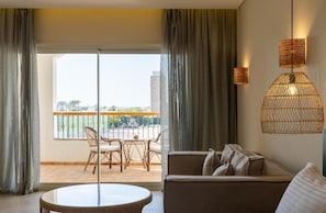 2 bedrooms, free minibar items, in-room safe, blackout curtains