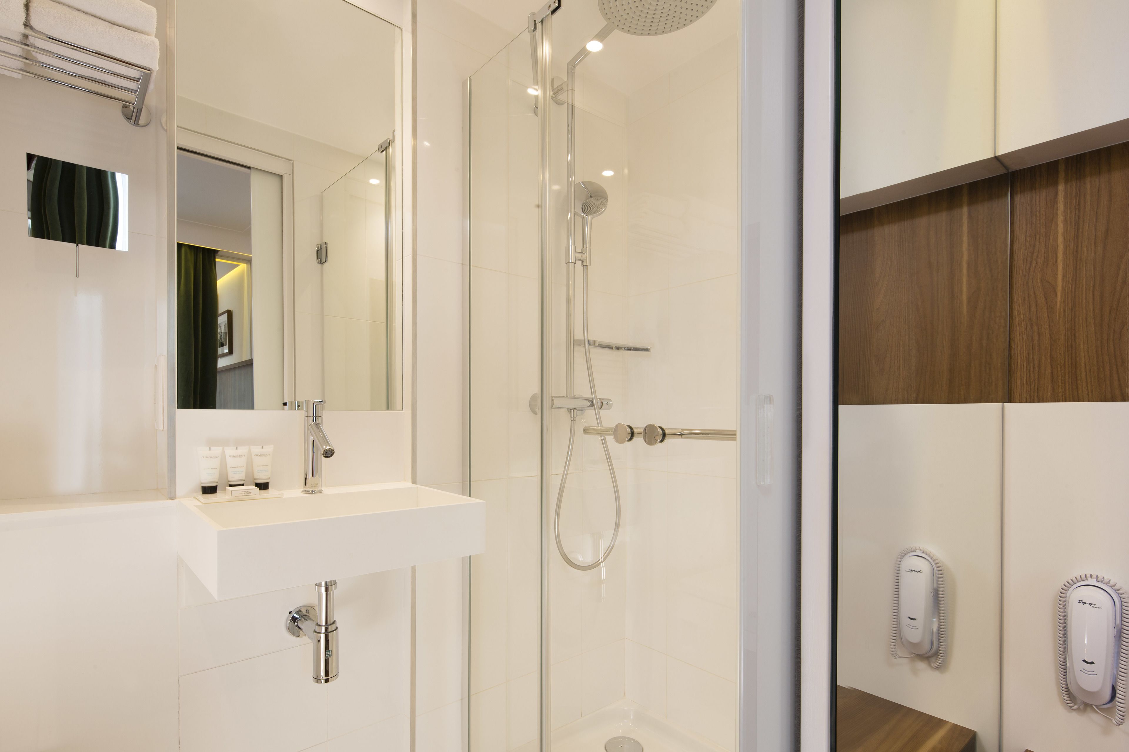 superior room | bathroom | free toiletries, hair dryer, towels