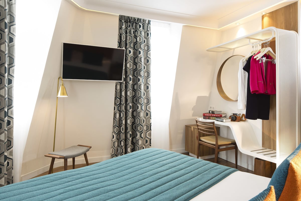 Deluxe Room, Eiffel view | In-room safe, iron/ironing board, free WiFi, bed sheets