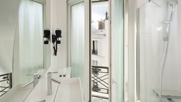 Prestige Room | Bathroom | Free toiletries, hair dryer, towels