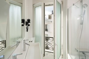 Prestige Room | Bathroom | Free toiletries, hair dryer, towels - Hotel Eiffel Turenne (Paris)