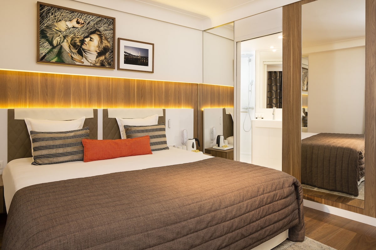 Elegance Room | In-room safe, iron/ironing board (on request), WiFi (free), bed sheets