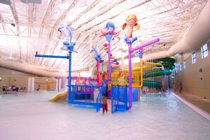 Indoor pool - King's Pointe Waterpark Resort (Storm Lake)
