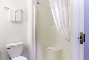 Hajszárító, törölközők, szappan és sampon