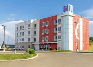 Exterior - Motel 6 Swift Current, SK (Swift Current)