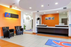 Lobby - Motel 6 Swift Current, SK (Swift Current)
