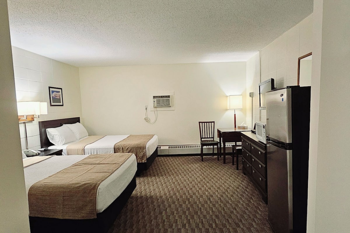 Kamar Standar, 2 Tempat Tidur Queen | Meja kerja, kedap suara, setrika/meja setrika, dan Wi-Fi gratis