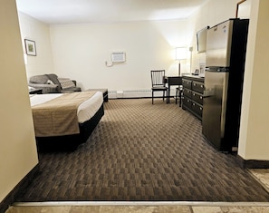 Standard Room, 1 Queen Bed | Desk, soundproofing, iron/ironing board, free WiFi