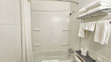 Combined shower/bathtub, towels