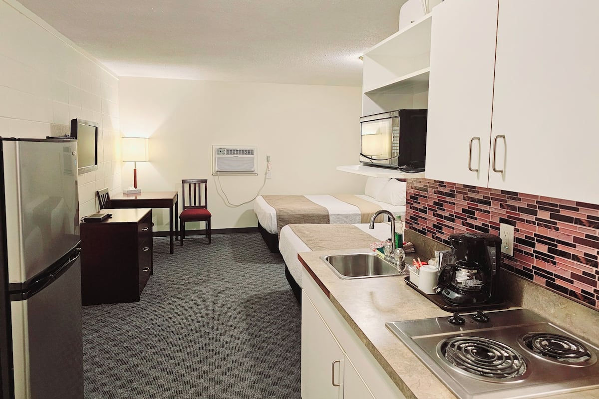 Kamar Double, 2 Tempat Tidur Queen, dapur kecil | Meja kerja, kedap suara, setrika/meja setrika, dan Wi-Fi gratis