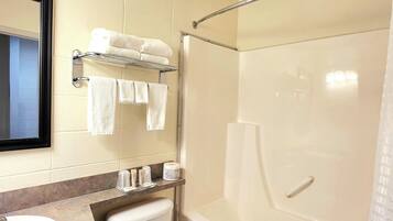 Habitación doble, 2 camas Queen size, cocineta | Baño | Tina con regadera y toallas
