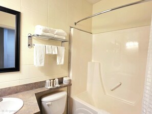 Kamar Double, 2 Tempat Tidur Queen, dapur kecil | Kamar mandi | Kombinasi shower/bathtub dan handuk