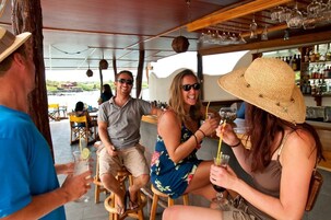 2 bares, bar junto a la piscina