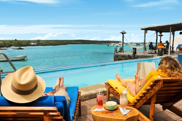 Een buitenzwembad en ligstoelen